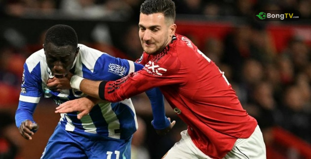 Diogo Dalot – 6,7 điểm: Chơi tròn vai, hỗ trợ tấn công ở mức vừa phải. Một số pha xử lý còn thiếu dứt khoát nhưng nhìn chung không mắc lỗi lớn.

Casemiro – 8,3 điểm: Một ngày thi đấu đỉnh cao. Casemiro “hồi xuân” khi kiến tạo cho Cunha mở tỷ số rồi tự mình ghi bàn nhân đôi cách biệt. Ngoài ra, anh còn kiểm soát tuyến giữa hoàn hảo, di chuyển thông minh và nhận tràng pháo tay khi rời sân.

Bruno Fernandes – 7,1 điểm: Đội trưởng người Bồ Đào Nha năng nổ và tạo ra nhiều cơ hội. Anh phối hợp ăn ý với Mbeumo và Cunha, nhưng chưa có được bàn thắng cho riêng mình.

Bryan Mbeumo – 8,6 điểm: Cơn ác mộng của hàng thủ Brighton. Mbeumo ghi cú đúp đẳng cấp – bàn đầu tiên từ pha dứt điểm chéo góc kỹ thuật, bàn thứ hai ở phút bù giờ ấn định tỷ số 4-2. Anh cũng suýt lập hat-trick nếu không bị Verbruggen cản phá. Một màn trình diễn hoàn hảo, thể hiện phẩm chất của ngôi sao lớn.


Matheus Cunha – 7,8 điểm: Bàn thắng mở tỷ số của anh là pha dứt điểm mẫu mực. Cunha di chuyển rộng, kết nối tốt với đồng đội và là điểm sáng trong hệ thống pressing của Amorim.


Benjamin Sesko – 7,2 điểm: Di chuyển thông minh, tham gia pressing hiệu quả. Dù bỏ lỡ hai cơ hội ngon ăn, Sesko vẫn để lại dấu ấn với pha kiến tạo cho Mbeumo ghi bàn.

Cầu thủ dự bị: Ayden Heaven – 6,2 điểm. Kobbie Mainoo – 5,7 điểm. Patrick Dorgu – 5,5 điểm. Joshua Zirkzee – 6 điểm. Manuel Ugarte – 6,1 điểm.