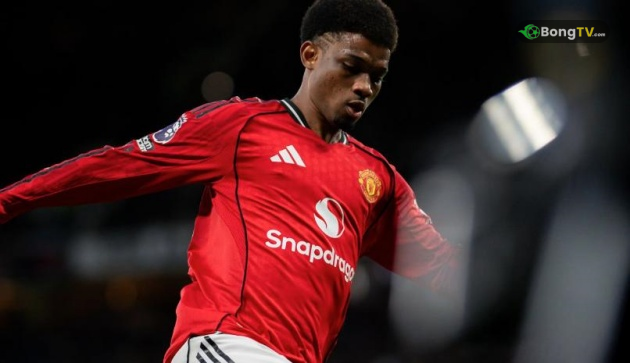 Amad Diallo – 6,9 điểm: Chơi năng nổ, thường xuyên khuấy đảo hành lang phải. Anh bị từ chối một quả phạt đền khá rõ trong hiệp một, nhưng vẫn là mũi tấn công đáng chú ý của MU.

Diogo Dalot – 6,7 điểm: Chơi tròn vai, hỗ trợ tấn công ở mức vừa phải. Một số pha xử lý còn thiếu dứt khoát nhưng nhìn chung không mắc lỗi lớn.

Casemiro – 8,3 điểm: Một ngày thi đấu đỉnh cao. Casemiro “hồi xuân” khi kiến tạo cho Cunha mở tỷ số rồi tự mình ghi bàn nhân đôi cách biệt. Ngoài ra, anh còn kiểm soát tuyến giữa hoàn hảo, di chuyển thông minh và nhận tràng pháo tay khi rời sân.

Bruno Fernandes – 7,1 điểm: Đội trưởng người Bồ Đào Nha năng nổ và tạo ra nhiều cơ hội. Anh phối hợp ăn ý với Mbeumo và Cunha, nhưng chưa có được bàn thắng cho riêng mình.

Bryan Mbeumo – 8,6 điểm: Cơn ác mộng của hàng thủ Brighton. Mbeumo ghi cú đúp đẳng cấp – bàn đầu tiên từ pha dứt điểm chéo góc kỹ thuật, bàn thứ hai ở phút bù giờ ấn định tỷ số 4-2. Anh cũng suýt lập hat-trick nếu không bị Verbruggen cản phá. Một màn trình diễn hoàn hảo, thể hiện phẩm chất của ngôi sao lớn.


Matheus Cunha – 7,8 điểm: Bàn thắng mở tỷ số của anh là pha dứt điểm mẫu mực. Cunha di chuyển rộng, kết nối tốt với đồng đội và là điểm sáng trong hệ thống pressing của Amorim.


Benjamin Sesko – 7,2 điểm: Di chuyển thông minh, tham gia pressing hiệu quả. Dù bỏ lỡ hai cơ hội ngon ăn, Sesko vẫn để lại dấu ấn với pha kiến tạo cho Mbeumo ghi bàn.

Cầu thủ dự bị: Ayden Heaven – 6,2 điểm. Kobbie Mainoo – 5,7 điểm. Patrick Dorgu – 5,5 điểm. Joshua Zirkzee – 6 điểm. Manuel Ugarte – 6,1 điểm.