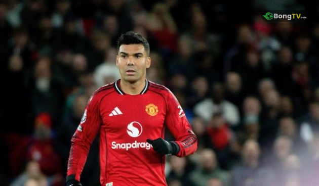 Casemiro – 8,3 điểm: Một ngày thi đấu đỉnh cao. Casemiro “hồi xuân” khi kiến tạo cho Cunha mở tỷ số rồi tự mình ghi bàn nhân đôi cách biệt. Ngoài ra, anh còn kiểm soát tuyến giữa hoàn hảo, di chuyển thông minh và nhận tràng pháo tay khi rời sân.

Bruno Fernandes – 7,1 điểm: Đội trưởng người Bồ Đào Nha năng nổ và tạo ra nhiều cơ hội. Anh phối hợp ăn ý với Mbeumo và Cunha, nhưng chưa có được bàn thắng cho riêng mình.

Bryan Mbeumo – 8,6 điểm: Cơn ác mộng của hàng thủ Brighton. Mbeumo ghi cú đúp đẳng cấp – bàn đầu tiên từ pha dứt điểm chéo góc kỹ thuật, bàn thứ hai ở phút bù giờ ấn định tỷ số 4-2. Anh cũng suýt lập hat-trick nếu không bị Verbruggen cản phá. Một màn trình diễn hoàn hảo, thể hiện phẩm chất của ngôi sao lớn.


Matheus Cunha – 7,8 điểm: Bàn thắng mở tỷ số của anh là pha dứt điểm mẫu mực. Cunha di chuyển rộng, kết nối tốt với đồng đội và là điểm sáng trong hệ thống pressing của Amorim.


Benjamin Sesko – 7,2 điểm: Di chuyển thông minh, tham gia pressing hiệu quả. Dù bỏ lỡ hai cơ hội ngon ăn, Sesko vẫn để lại dấu ấn với pha kiến tạo cho Mbeumo ghi bàn.

Cầu thủ dự bị: Ayden Heaven – 6,2 điểm. Kobbie Mainoo – 5,7 điểm. Patrick Dorgu – 5,5 điểm. Joshua Zirkzee – 6 điểm. Manuel Ugarte – 6,1 điểm.