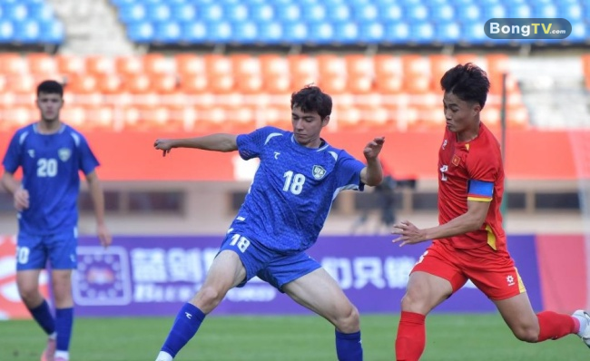 Văn Trường (áo đỏ) dính chấn thương.