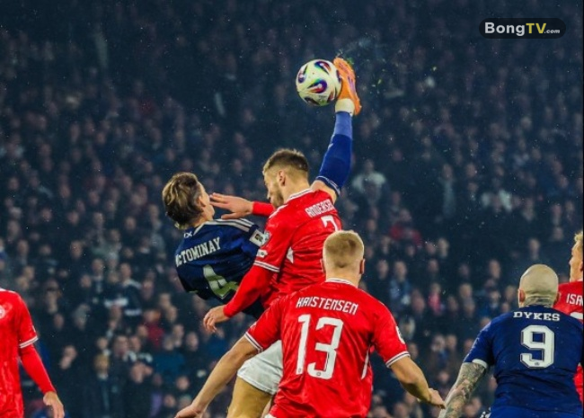 McTominay lập siêu phẩm.