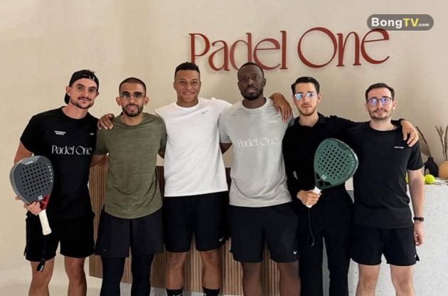 Anh đã ghé một câu lạc bộ padel.