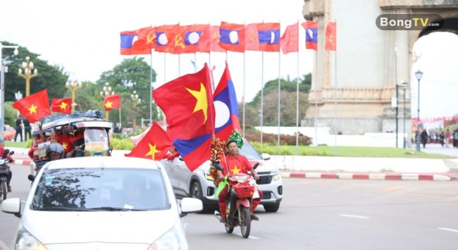 CĐV Việt Nam tiếp lửa cho đội tuyển.