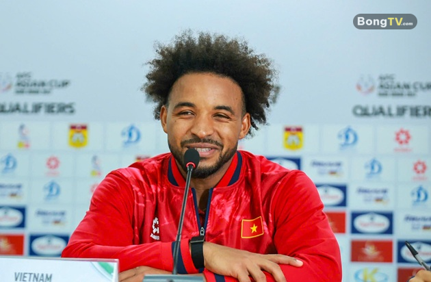 Xuân Son trả lời phỏng vấn sau trận.