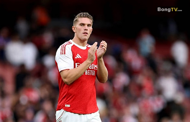 Rooney ấn tượng với khả năng đóng góp vào lối chơi chung của Gyokeres.