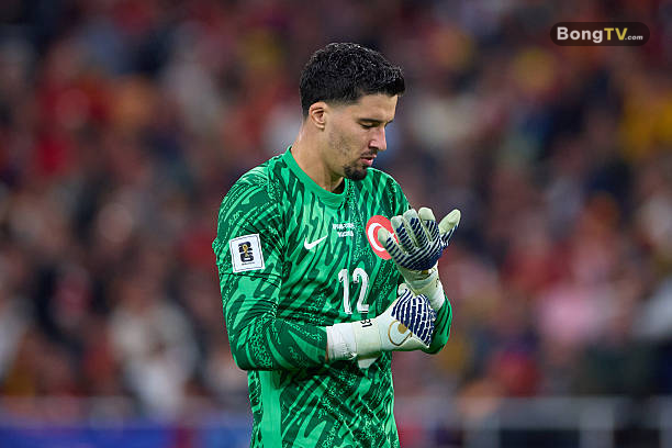 Altay Bayindir muốn được ra sân nhiều hơn và có thể rời Manchester United để tìm kiếm cơ hội thi đấu.