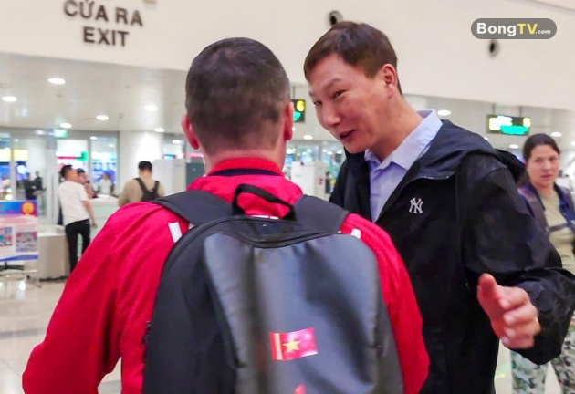 Thầy trò HLV Kim trở về nước.