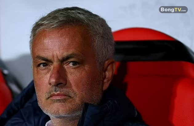 Mourinho không hài lòng với trọng tài Correia.