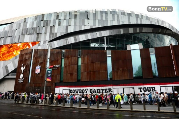 Người hâm mộ Beyonce xếp hàng dài bên ngoài sân vận động Tottenham Hotspur.