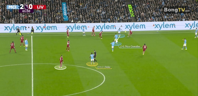 Nico Gonzalez nhận bóng từ Savinho