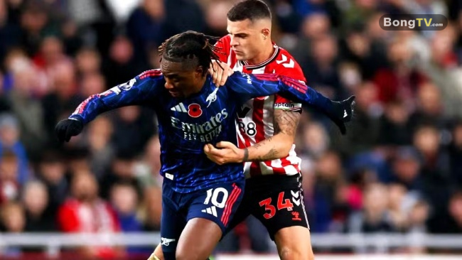 Eze trong màu áo Arsenal.