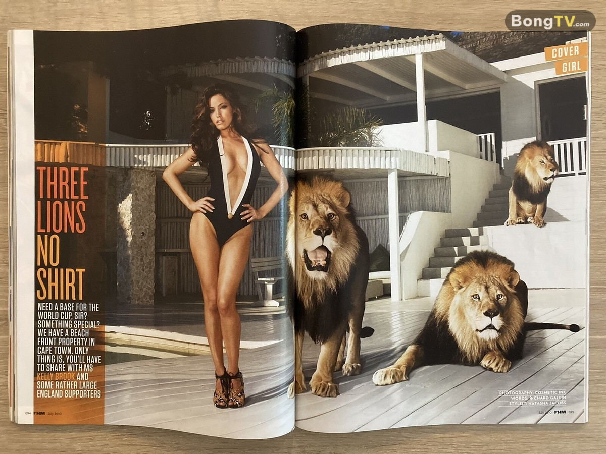 Kelly Brook là một shot ảnh để đời cho tạp chí FHM ấn bản World Cup 2010.