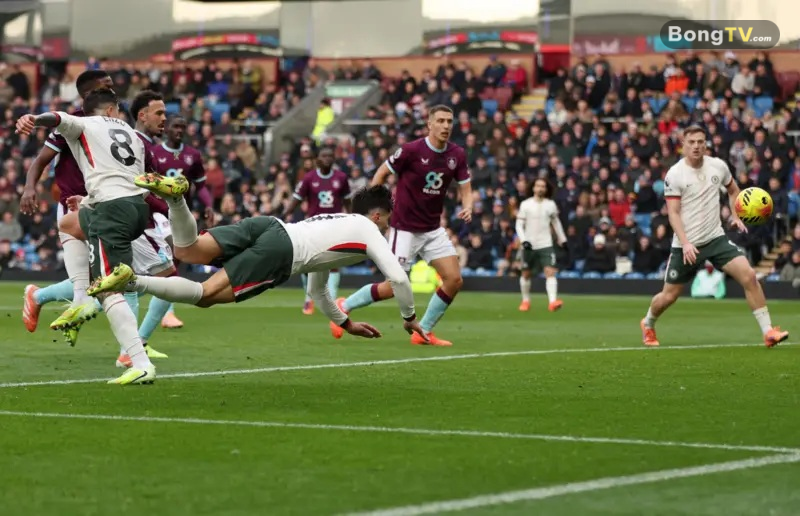 Pha đánh đầu phá bế tắc của Neto.