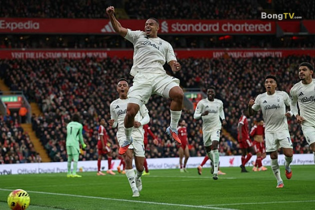 Murillo ghi bàn sau một tình huống lộn xộn trước vòng cấm Liverpool.