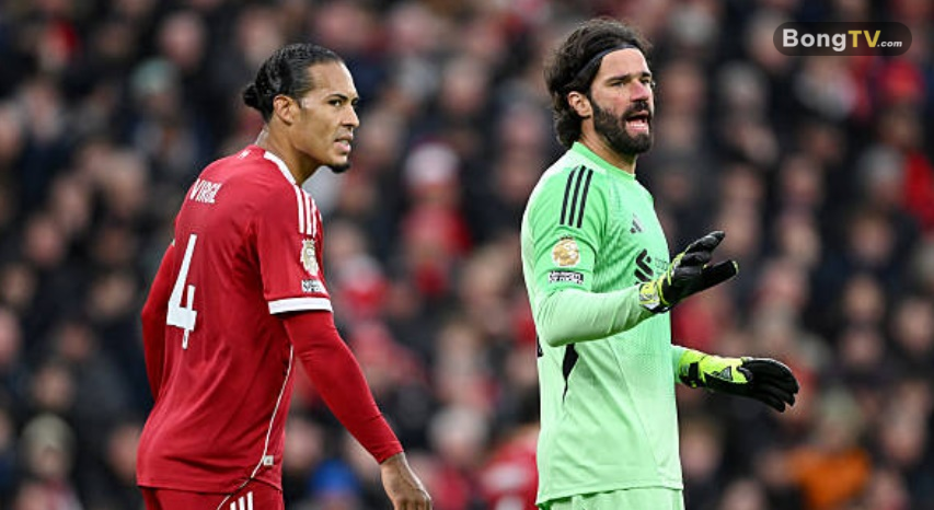 Van Dijk thất vọng khi Liverpool để thua bạc nhược.
