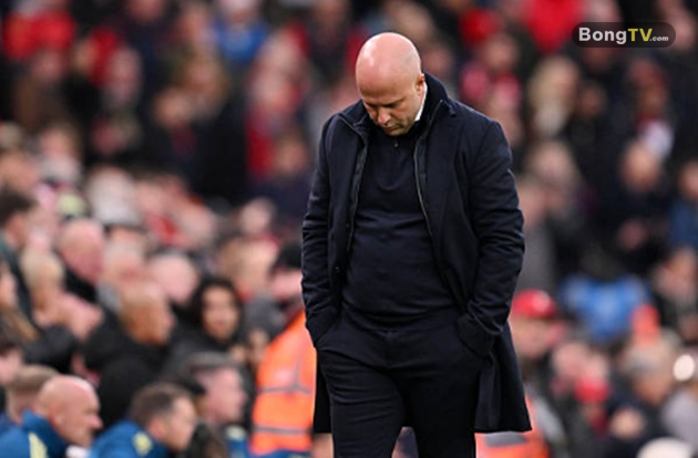 Arne Slot đang gặp vấn đề nghiêm trọng với Liverpool.