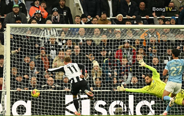 Barnes bỏ lỡ một trong những cơ hội ngon ăn nhất hiệp 1