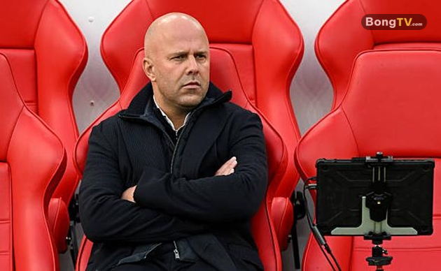 Arne Slot thất bại với những thử nghiệm chiến thuật.