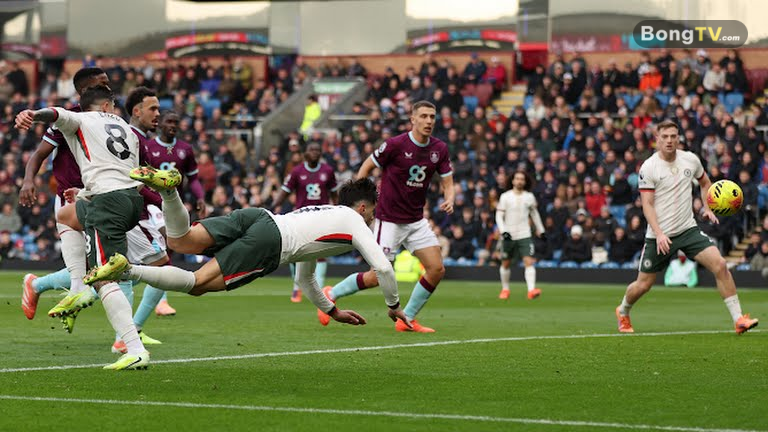 Pha đánh đầu ấn tượng của Neto.