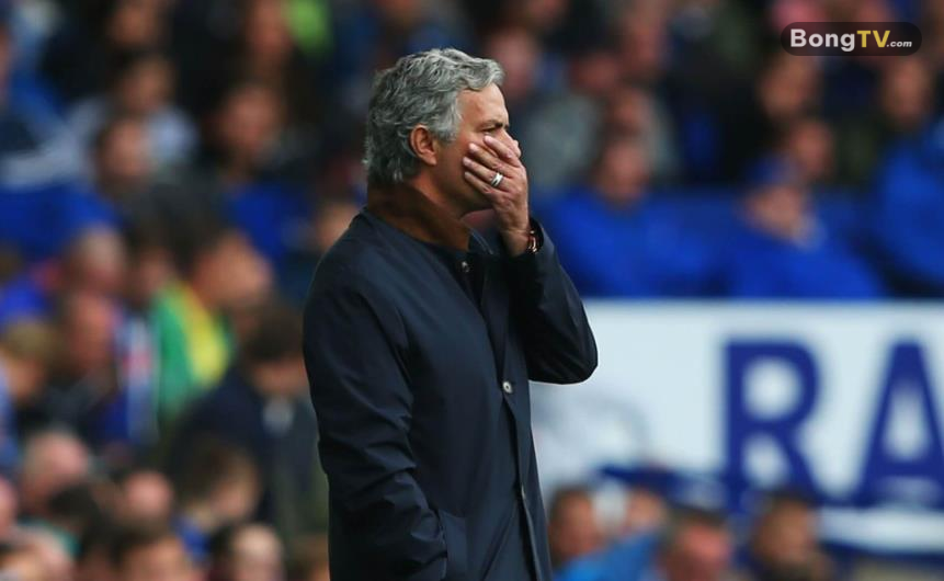 Mourinho đối mặt nhiều khó khăn sau khi đưa Chelsea đăng quang.