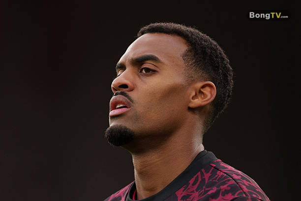 Gravenberch bị chỉ trích.