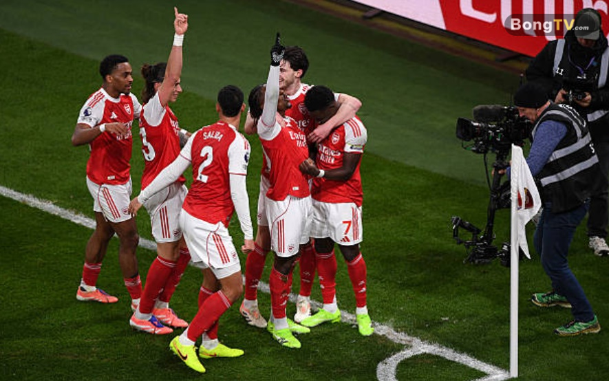 Eze lập cú đúp ngay đầu hiệp hai.