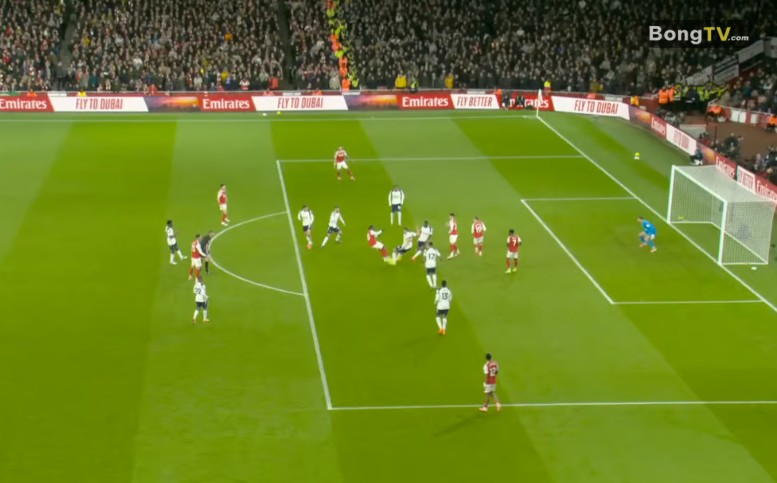 Tình huống dẫn đến bàn thắng đầu tiên của Eberechi Eze.