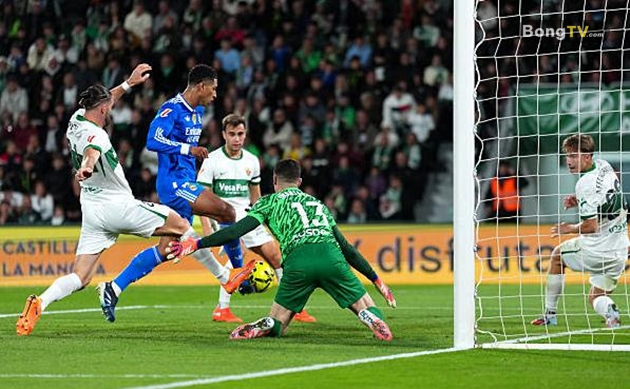 Jude Bellingham giúp Real Madrid nhọc nhằn giành lại 1 điểm.