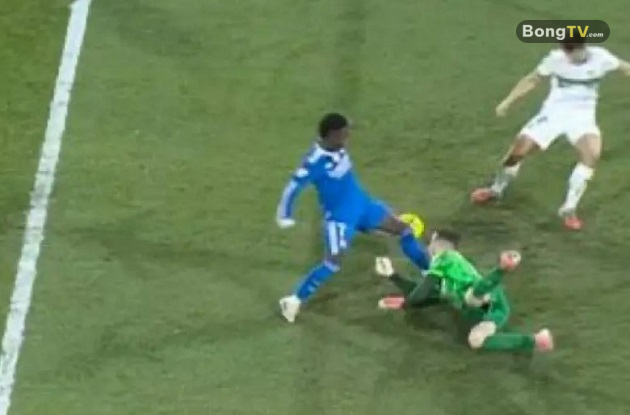 Pha va chạm khiến thủ môn Pena chảy máu mũi.