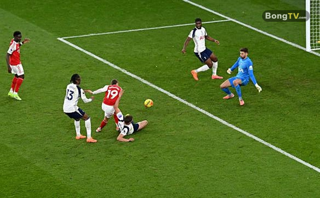 Leandro Trossard ghi bàn mở tỷ số ở trận đấu với Tottenham Hotspur.