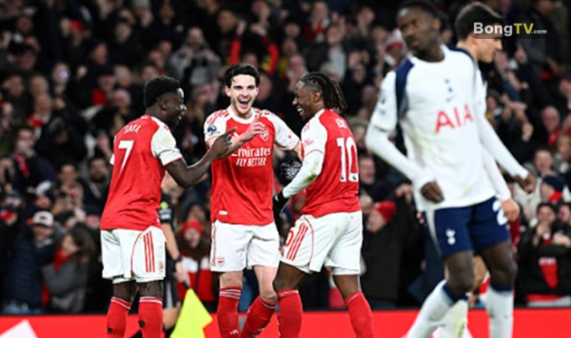 Hệ thống kiểm soát và pressing của Arsenal hỗ trợ rất nhiều cho Eze tỏa sáng.