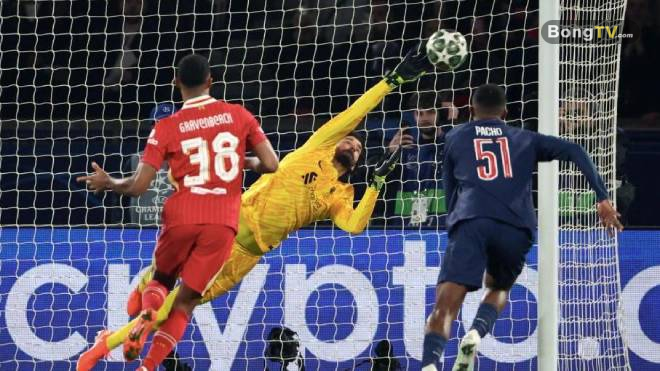 Thủ môn có quyền dùng tay trong vòng cấm 16m50, nhưng không được bắt bóng nếu đồng đội đá bóng ngược bằng chân