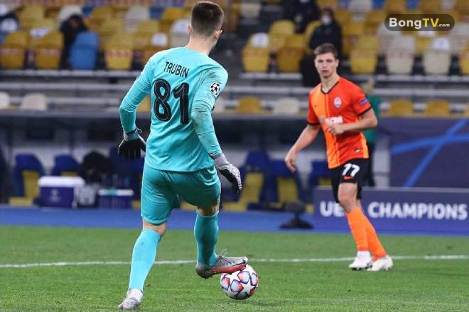 Thủ môn chỉ được dùng chân trong trường hợp đồng đội trả ngược trong vòng cấm.