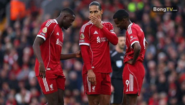 Virgil Van Dijk thất vọng với chuỗi phong độ kém ấn tượng của Liverpool.