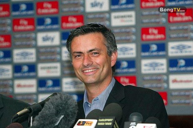 Mourinho tuyên bố mình là Người Đặc Biệt trong buổi họp báo ra mắt Chelsea