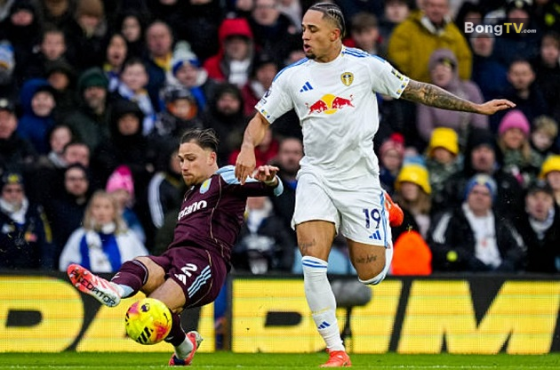 Leeds thua ngược Aston Villa một cách đáng tiếc.