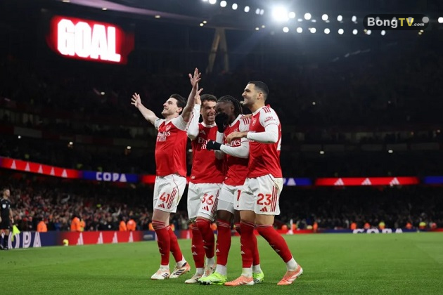 Arsenal tỏ ra vượt trội trước Tottenham.