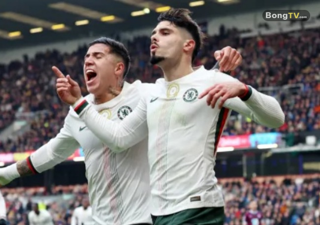 Chelsea thắng Burnley 2-0.