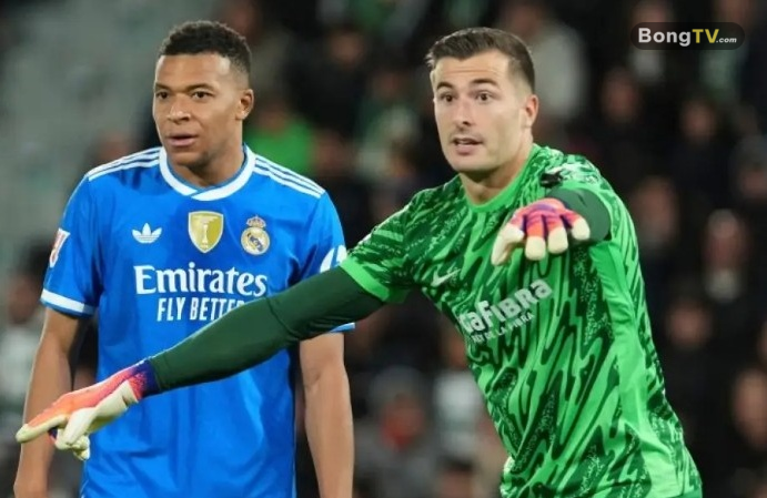 Pena chơi hay trước Mbappe.