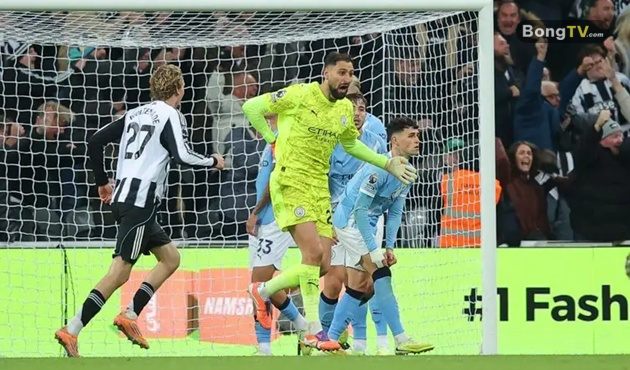 Donnarumma khiếu nại trọng tài sau bàn thắng của Barnes