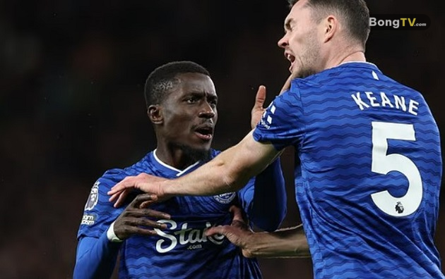 Tình huống dẫn đến thẻ đỏ của Idrissa Gueye.