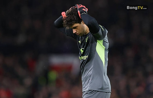 Senne Lammens – 6.4/10 điểm: Lẽ ra phải làm tốt hơn ở cú sút của Dewsbury-Hall. Việc đứng lệch vị trí khiến anh khó cản phá.

Leny Yoro – 6.8/10 điểm: Không tắc bóng dứt khoát khi Dewsbury-Hall nhận bóng trước vòng cấm, góp phần dẫn đến bàn thua.


Matthijs de Ligt – 6.9/10 điểm: Vài lần đứng sai vị trí trong hiệp một khi Everton phản công, hiệp hai ít phải "làm việc" hơn.


Luke Shaw – 6.5/10 điểm: Có pha truy cản tốt đầu hiệp hai và cố gắng vực dậy tinh thần đội bóng.


Noussair Mazraoui – 5.9/10 điểm: Không tạo được đóng góp tấn công và bị thay ra sau hiệp một.


Casemiro – 6.2/10 điểm: Thi đấu chậm và thụ động rõ rệt, bị rút ra ở phút 58.


Bruno Fernandes – 6.6/10 điểm: Chuyền bóng thiếu chính xác, nhiều pha sút xa trong tuyệt vọng và bỏ lỡ cơ hội ngon ăn ở cuối trận.


Patrick Dorgu – 6.4/10 điểm: Thi đấu thiếu tự tin, bỏ lỡ cơ hội khá tốt trong hiệp một và tiếp tục cho thấy hạn chế trong xử lý.


Bryan Mbeumo – 6.2/10 điểm: Giữ được sự quyết tâm dù đội chơi kém, nhưng không tạo ra khác biệt đáng kể.


Amad – 6.8/10 điểm: Là điểm sáng hiếm hoi hiệp một và vẫn tích cực khi lùi xuống chơi wing-back.


Joshua Zirkzee – 6.3/10 điểm: Thi đấu mờ nhạt, chủ yếu gây chú ý với pha tranh cãi cùng Tarkowski và cú đánh đầu bị Pickford cản phá ngoạn mục.


Mason Mount – 6/10 điểm: Tạo ảnh hưởng rõ rệt khi vào sân và giúp lối chơi mượt hơn.


Diogo Dalot – 6/10 điểm: Thể hiện tốt hơn Dorgu ở hành lang cánh.


Kobbie Mainoo – 6/10 điểm: Đá tròn vai và giúp tuyến giữa có thêm phương án lên bóng.