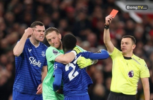 Tình huống Idrissa Gueye nhận thẻ đỏ.