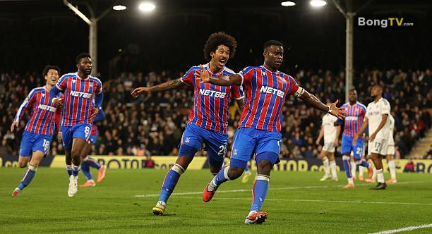 Crystal Palace khiến cuộc đua top 4 thêm phần hấp dẫn.