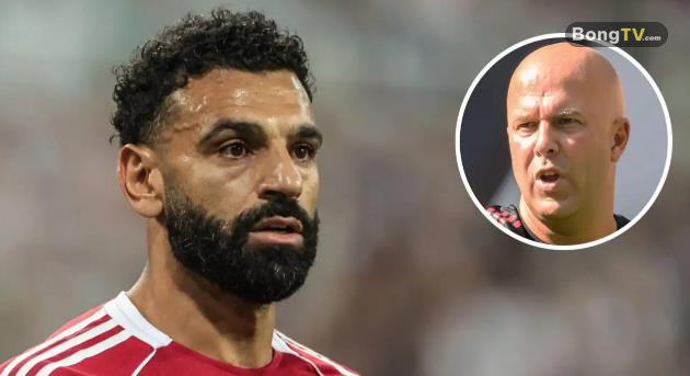 Salah bỗng trở thành người thừa ở Liverpool.