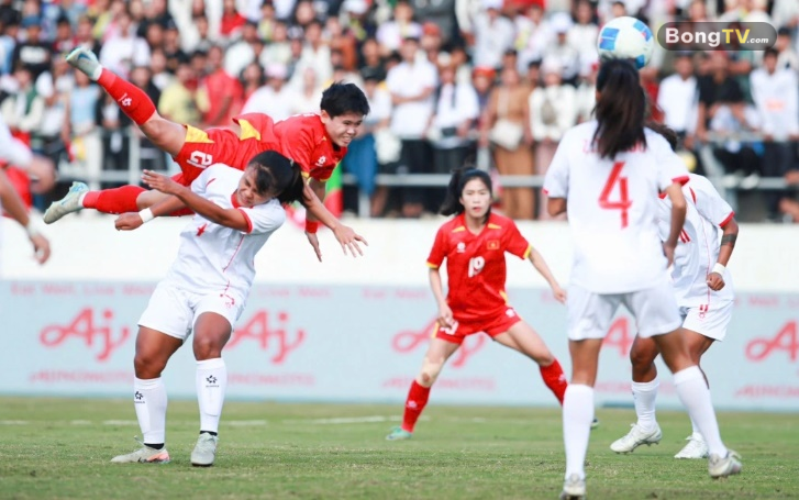 Các cô gái Việt Nam chơi đầy quyết tâm.