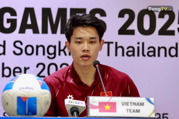 Đình Bắc là ngôi sao của trận đấu.