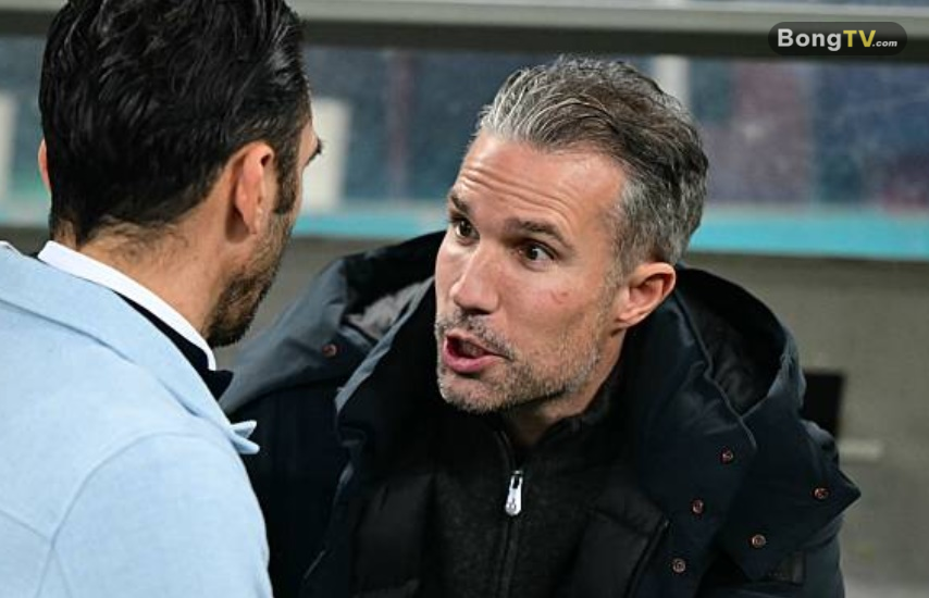 Van Persie cùng các học trò vừa trải qua 1 trận thua khó tin.