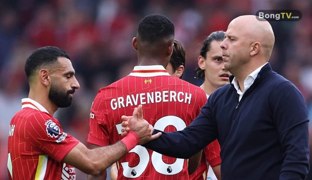 Arne Slot và Mohamed Salah đều đang gặp rắc rối tại Liverpool.