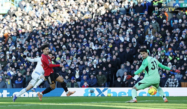 Leeds mở tỷ số sau sai lầm của Man Utd